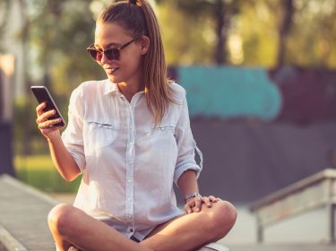 Junge Frau postet Bild auf Instagram