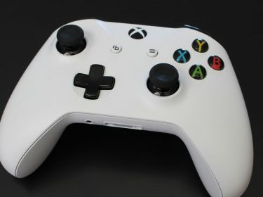 Weißer Xbox-One-Controller.
