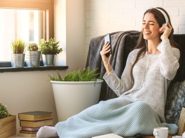 Frau mit iPhone hört Musik