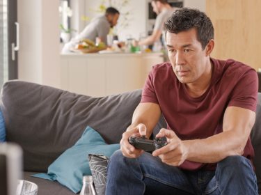 mann spielt destiny 2