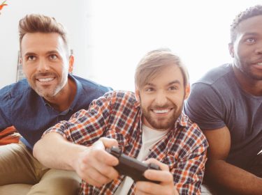 Drei Männer spielen The Division