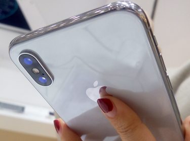 Frau hält iPhone X in ihrer Hand.