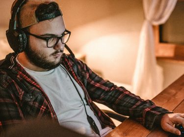 Junger Mann zockt Twitch-Prime-Spiel am PC.