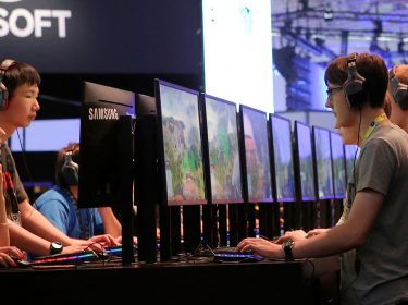 Junge Leute zocken Anno 1800 auf der Gamescom 2018