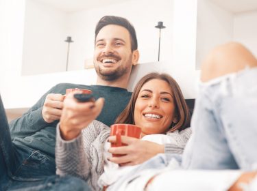 Junges Paar schaut am Valentinstag gemeinsam einen Film