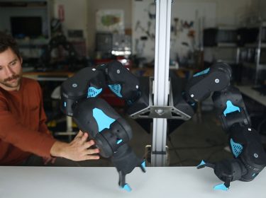 blue haushaltsroboter wird beruehrt