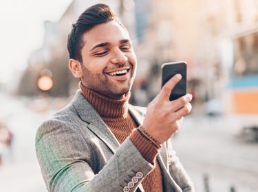 Mann nutzt Google-Maps-AR-Navigation