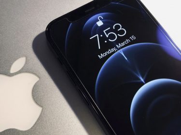 MacBook und iPhone 12