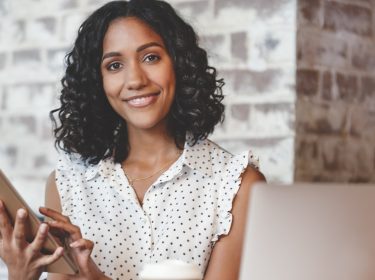 Junge Frau richtet ein Album auf dem iPad ein.