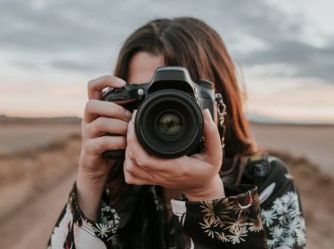 Frau mit Kamera