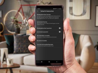 Smartphone zeigt die Option zum Löschen des Verlaufs in der Youtube-App.