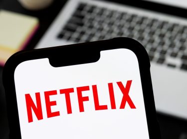 Das Logo von Netflix ist auf einem iPhone zu sehen.