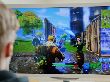 Junge spielt Fortnite am Computer.