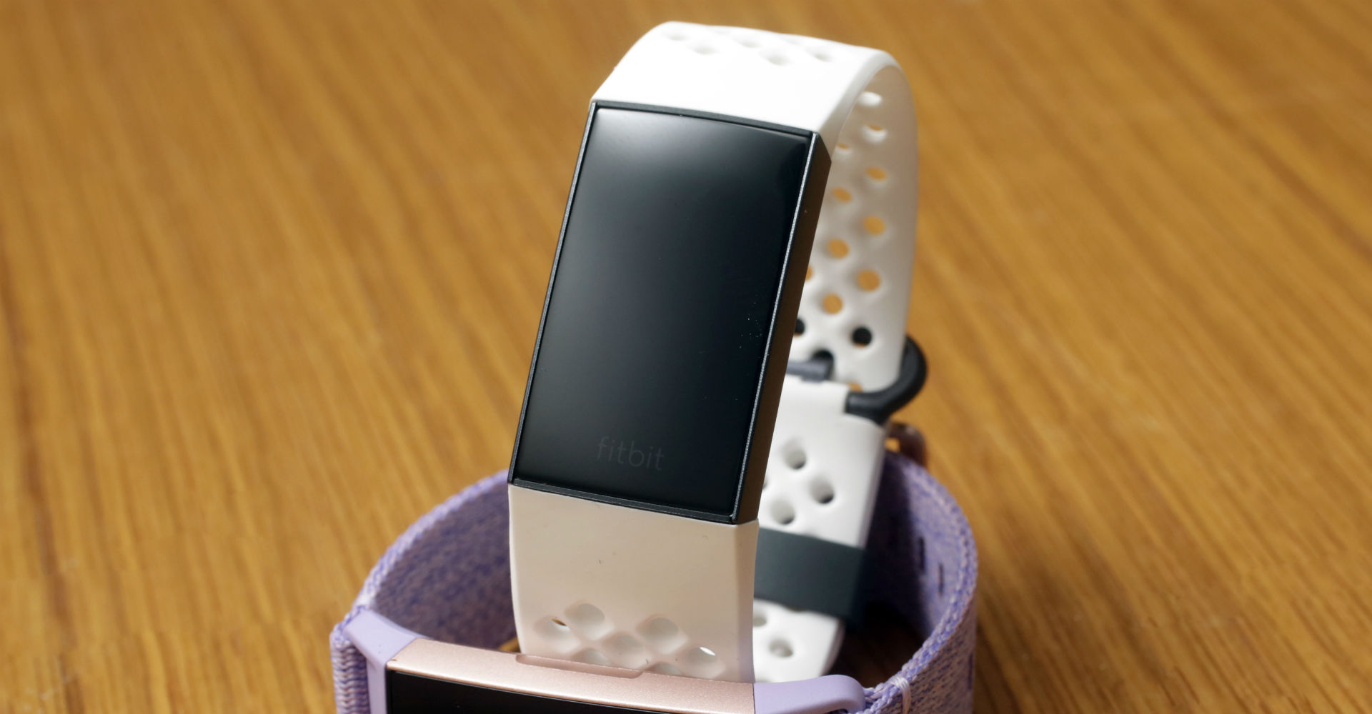 Die Fitbit Charge 3 in Weiß.