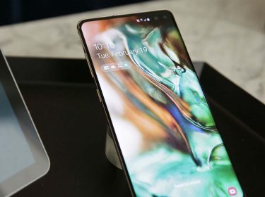 Das Samsung Galaxy S10 in der Auslage.