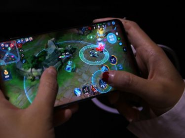 Am Display des Samsung Galaxy S10 zocken.