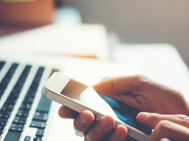 Mann bearbeitet die Apple-Music-Mediathek am iPhone.