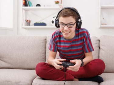 Junge spielt Assassin's Creed: Odyssey