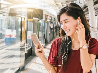 Junge Frau nutzt am Smartphone die App twttr.