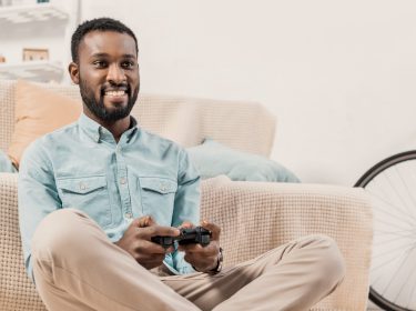 Mann spielt Destiny 2