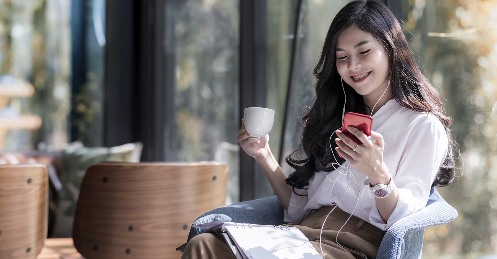 Junge Frau hört Musik über Spotify