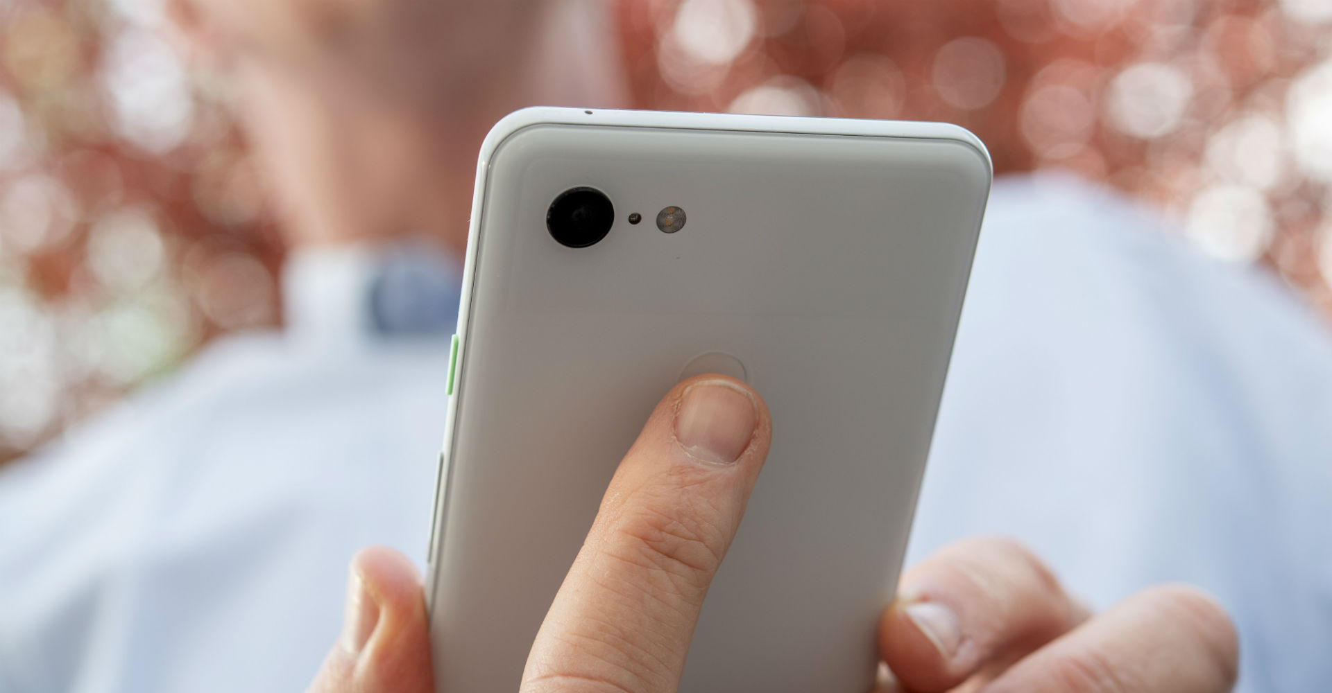 Das Google Pixel 3 via Fingerabdrucksensor sicher entsperren.