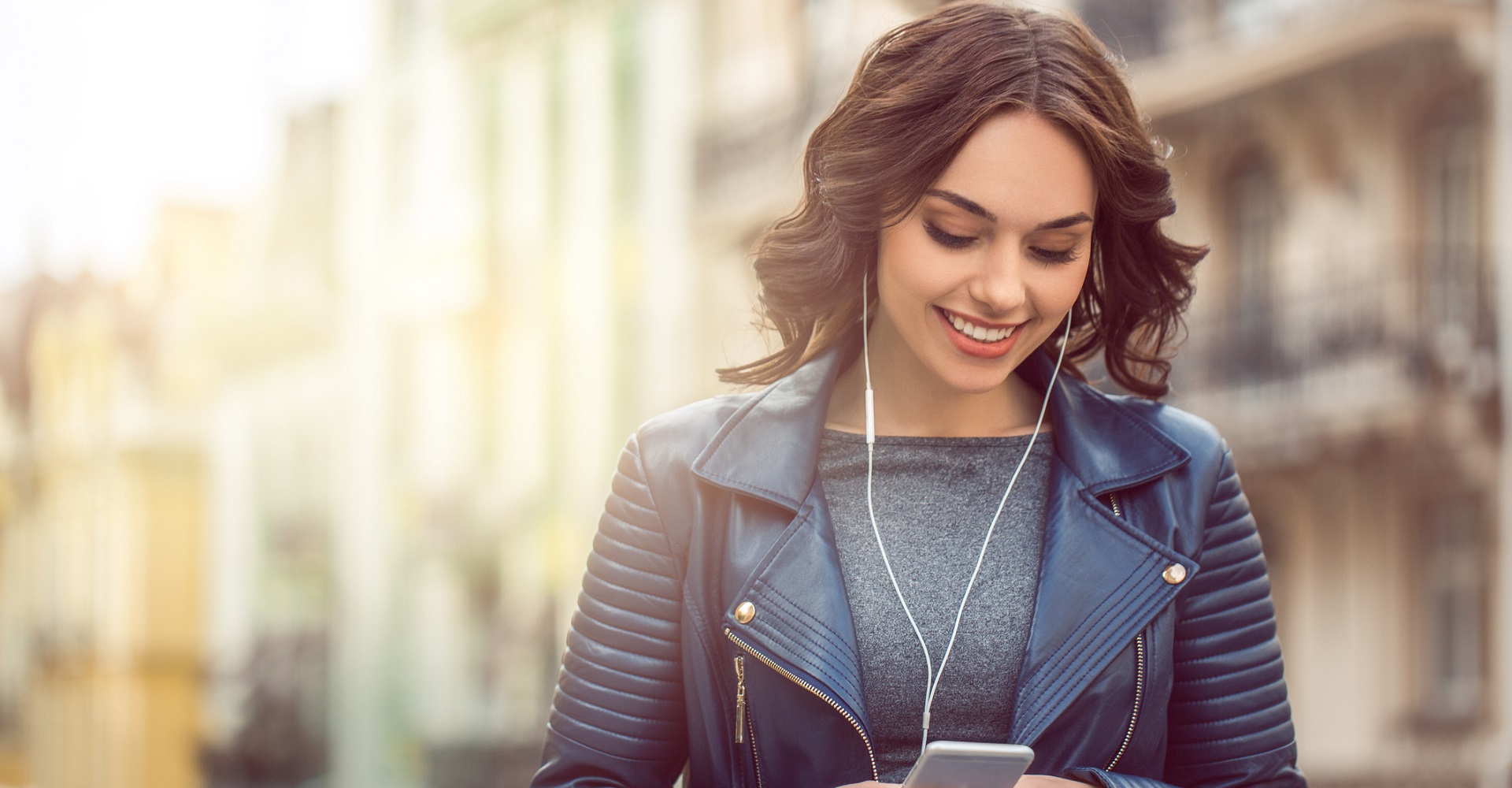 Junge Frau hört Musik über Spotify