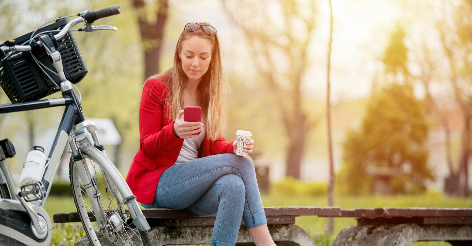 Junge Frau öffnet am Smartphone die Entwickleroptionen.