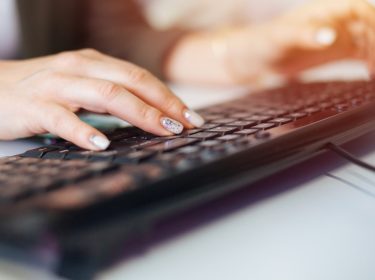 Frau probiert Windows-10-Shortcuts aus