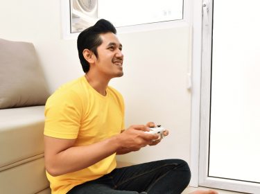 Mann spielt Apex Legends