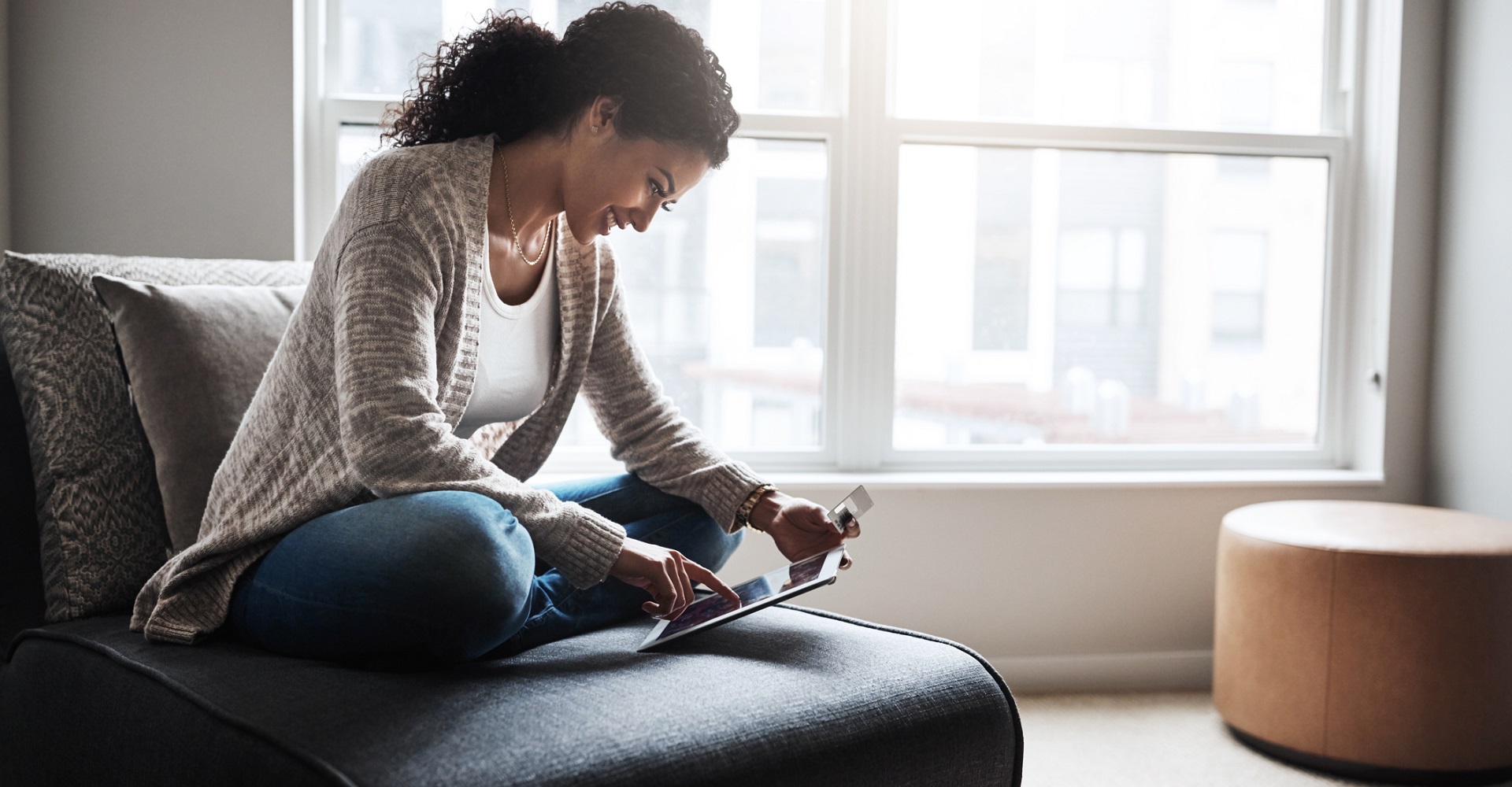 Junge Frau nutzt Firefox Send