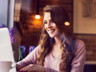 Junge Frau stellt am Laptop Firefox-Lesezeichen wieder her.