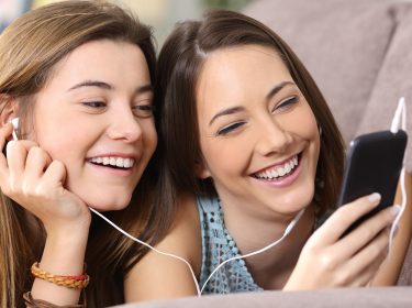 Zwei Freundinnen hören einen der besten deutschen Podcasts