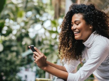 Frau speichert am Smartphone ein Passwort in Google Chrome ab.
