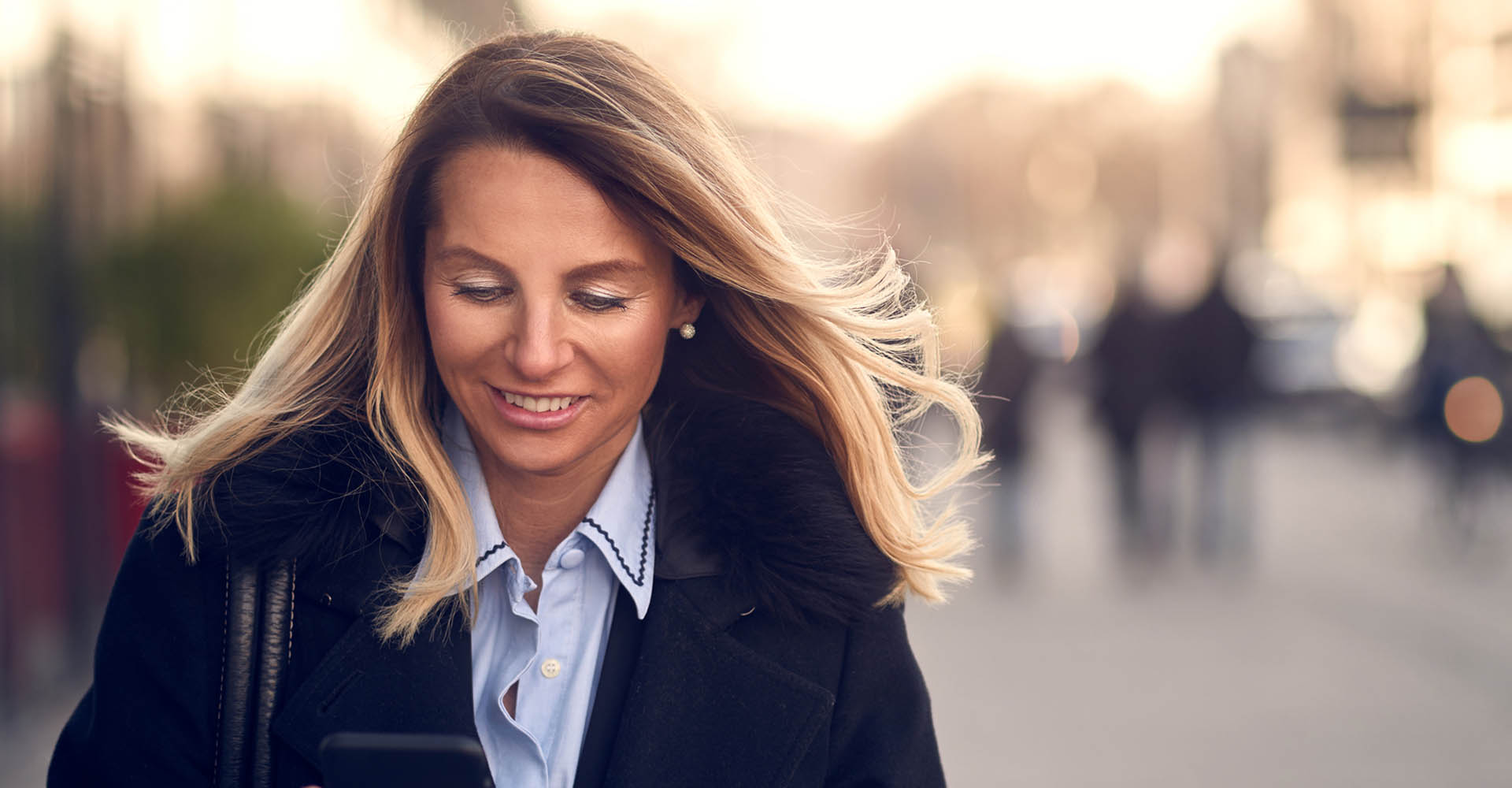 Frau nutzt Google Chrome am Smartphone.