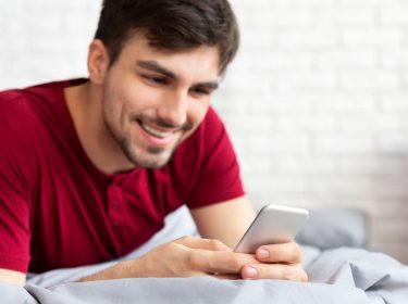 Junger Mann checkt seine Mails auf Gmail