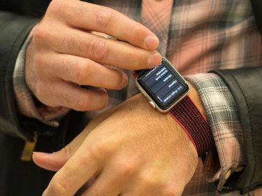 Die Apple Watch 3 am Handgelenk festmachen.