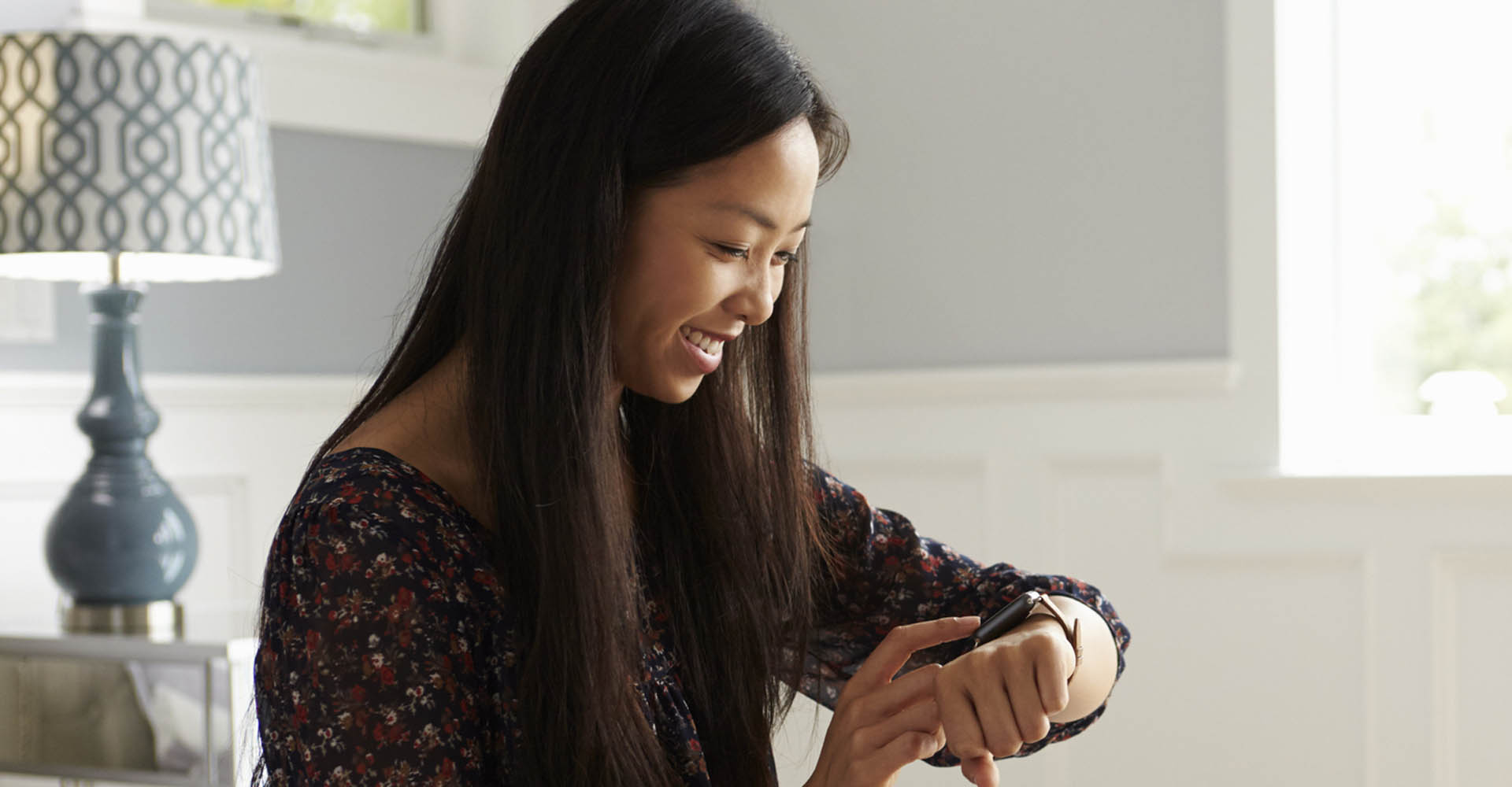 Frau stellt den Wecker der Apple Watch.