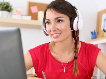 Junge Frau nutzt Google Podcasts am Desktop.