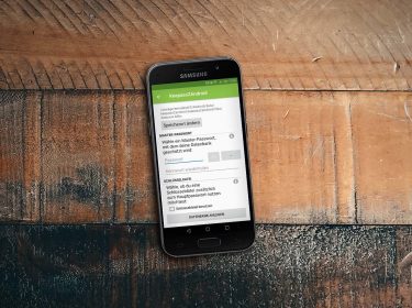Android-Smartphone mit installiertem Keepass2Android