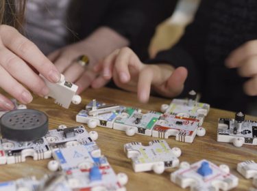 Puzzleteile des Activepuzzle Roboter-Bausatzes