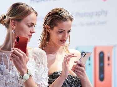 Zwei Frauen testen das neue Huawei P30