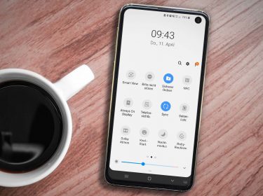 Am Samsung Galaxy S10 die Schnelleinstellungen öffnen.