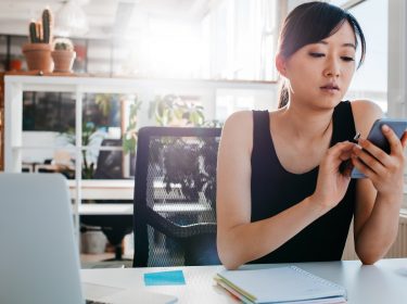 Junge Frau stattet ihren Google-Account mit der modofizierten Zwei-Faktor-Authentifizierung aus