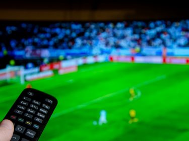 Sport am Fernseher schauen.