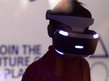 Junge trägt die PS-VR-Brille.