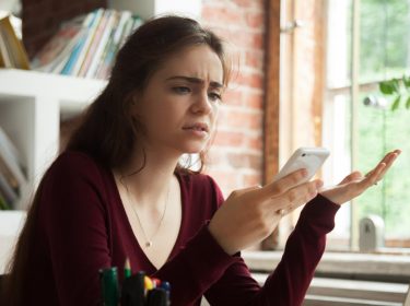 Junge Frau hat Probleme mit dem Facebook Messenger