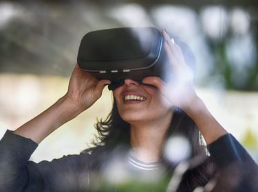 Frau mit Virtual Reality-Brille Kunst virtuell erleben in Ausstellung