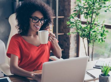 Junge Frau nutzt ihren Mac.