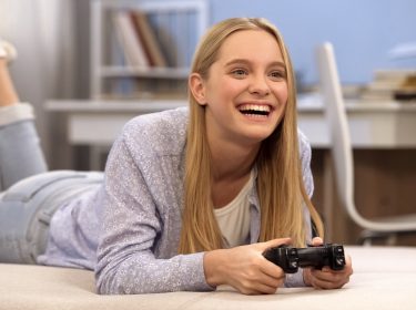 Frau spielt Assassin's Creed 3 Remastered